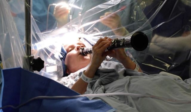 Beyin ameliyatı yapılırken klarnet çaldı