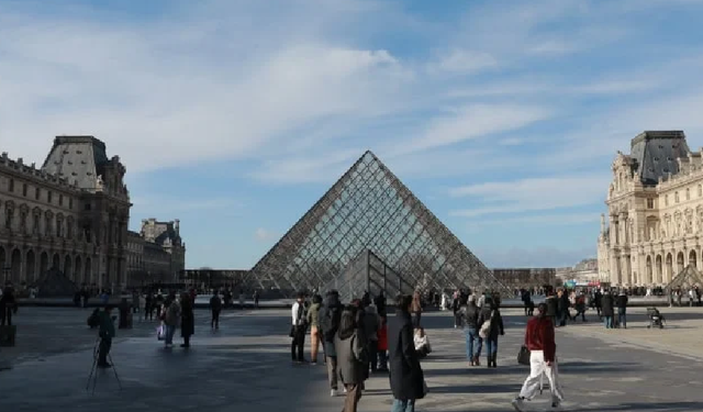 Louvre Müzesi soygunun ardından yeniden ziyarete açıldı