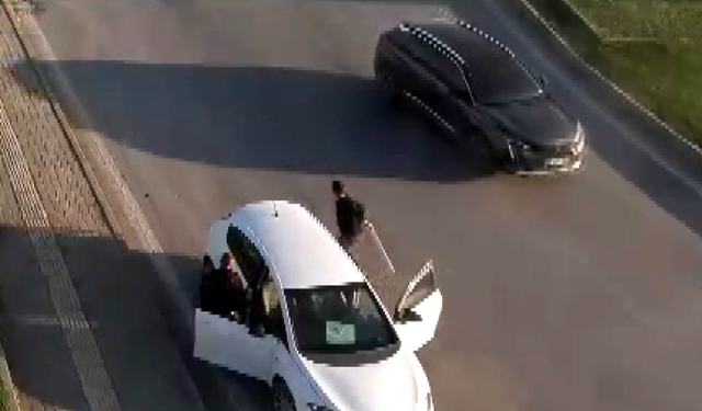 Kendisini durduran polise sopayla saldırdı!