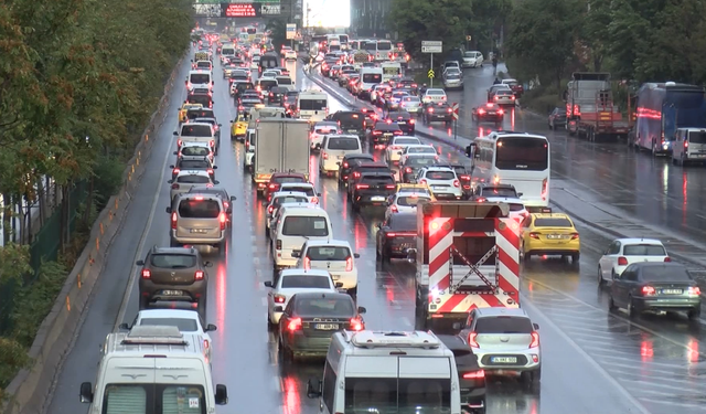 İstanbul'da trafik kilitlendi! Yoğunluk yüzde 80'e ulaştı