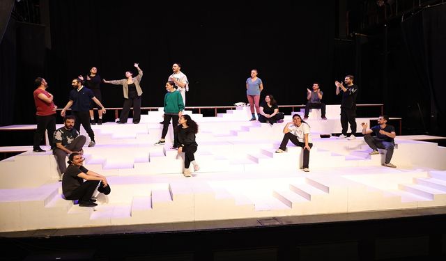 Nilüfer Kent Tiyatrosu iftiharla sunar: “Lüküs Hayat”