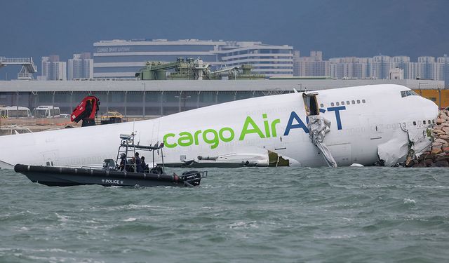 Emirates kargo uçağı pisten çıktı denize düştü: 2 ölü