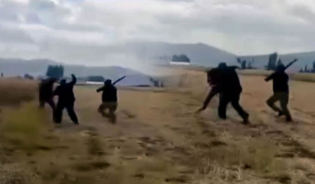 Babasını gözü önünde dövdüler: Küçük kız korkarak o anları çekti