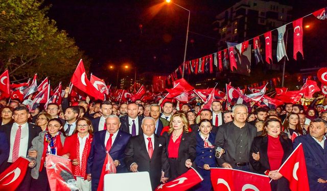 Bursa tek yürek, yaşasın Cumhuriyet