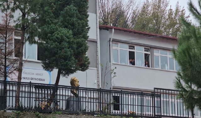 Yine veli şiddeti! Çocuğunu azarladığını öne sürdüğü öğretmeni darbetti