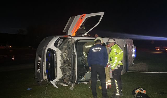 Manisa'da feci kaza! Ambulans devrildi: 5 yaralı