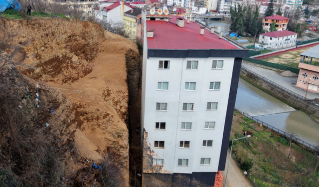 Korku apartmanı! Heyelan vurdu, mühür kalktı, endişe sürüyor!