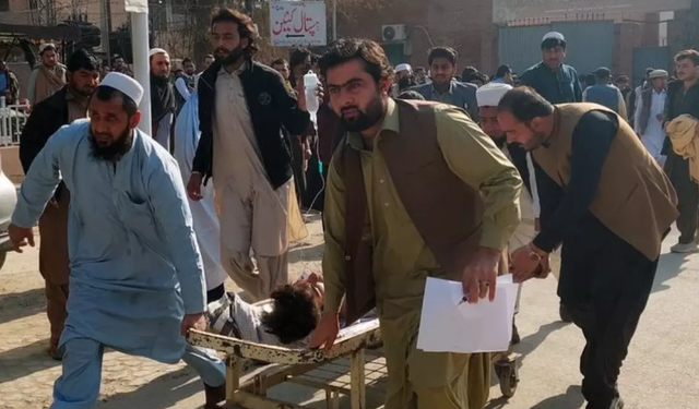 Pakistan'da bombalı saldırı! 11 güvenlik görevlisi ve 1 çocuk öldü