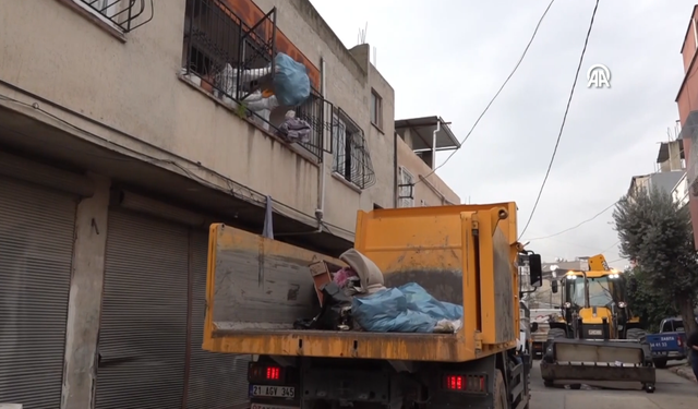 Çöp evden ruhsatsız silah ve 115 bin lira çıktı