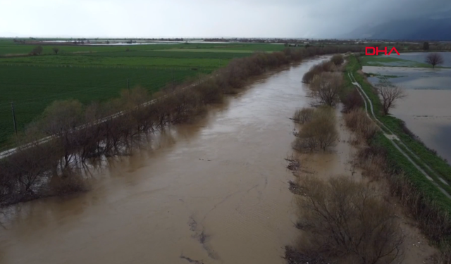 Büyük Menderes Nehri taştı, kara yolu ulaşıma kapatıldı