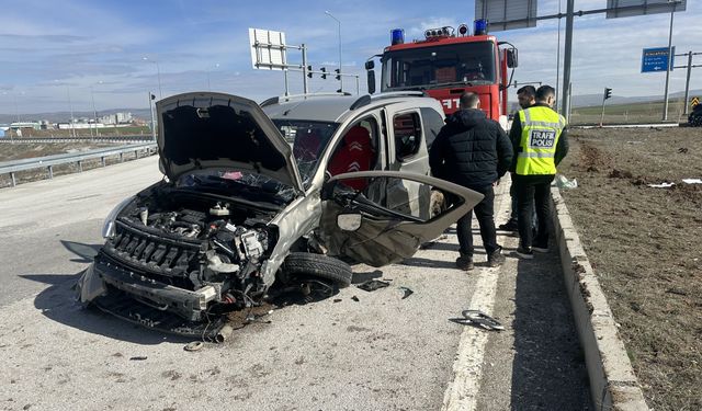 Çorum'da çarpışan iki otomobildeki 6 kişi yaralandı