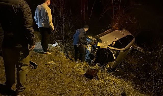Çarpışan otomobiller kanala devrildi: 6 yaralı