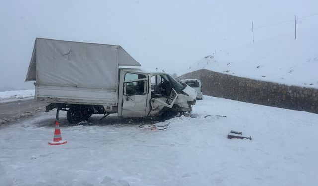 Hakkari'de feci kaza: 1 ölü, 8 yaralı