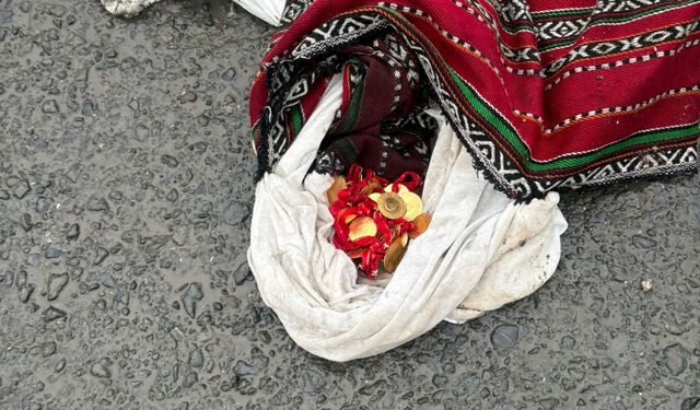 Esenyurt'ta işçilerin çöpte bulduğu 1 milyon 200 bin liralık altın sahibine teslim edildi