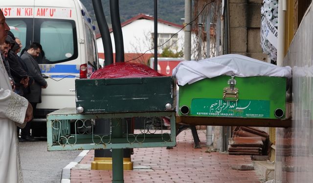 Kazada ölen 1 günlük sözlü çift, yan yana toprağa verildi