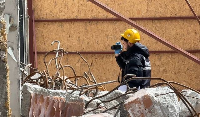 Yıkımı yapılan binanın 4. katından düşerek hayatını kaybetti