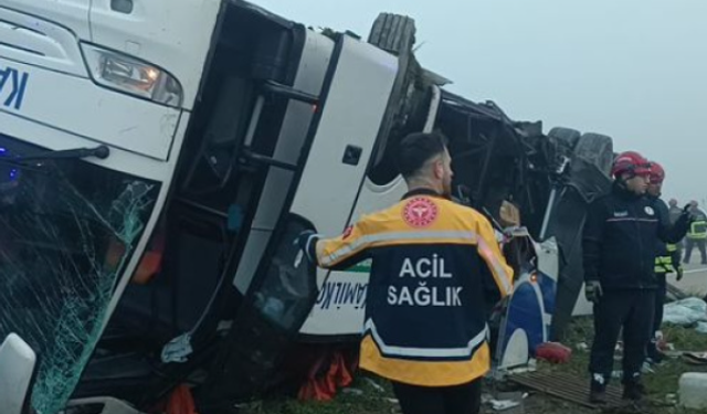 Yolcu otobüsü devrildi! Can kayıpları var!