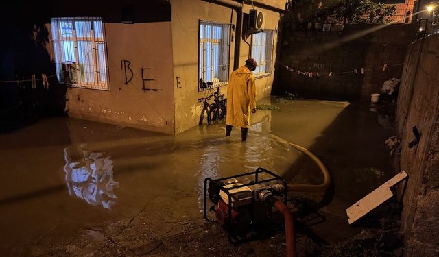 Adana'da sağanak hayatı olumsuz etkiledi