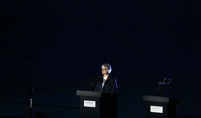 Anzak askerler Gelibolu'da 'Şafak Ayini' ile anıldı