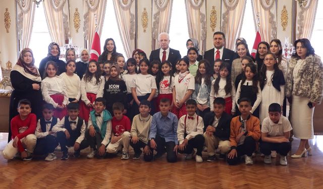 İstanbul Valisi Gül, 23 Nisan'da koltuğunu 2'nci sınıf öğrencisi Asmin Ayşe Aslan'a devretti