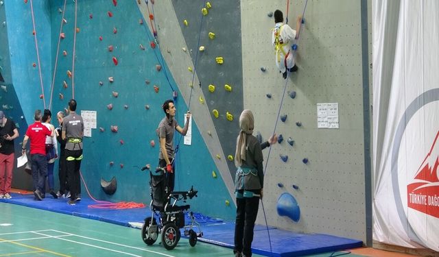 Para Tırmanış Şampiyonası'ndan 11 madalya ile dönüp, başarılarını halay çekerek kutladılar