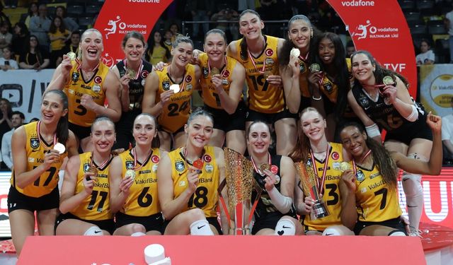 Sultanlar Ligi şampiyonu VakıfBank kupasını aldı