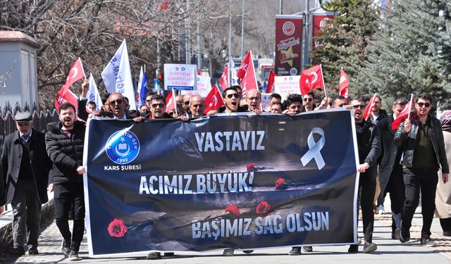 Öğretmenler öldürülen meslektaşları ve öğrenciler için yürüdü