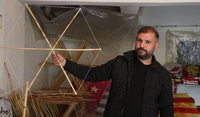 Kayınpederinin vasiyetini yerine getiren damat, yaptığı uçurtmalarla çocukları sevindiriyor