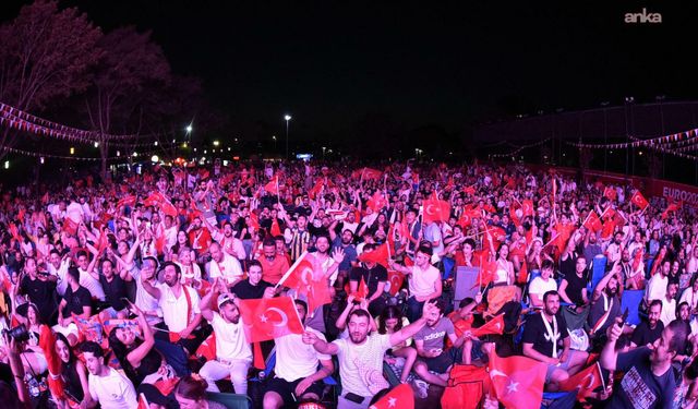 Milli maç coşkusu meydanlara taşınıyor
