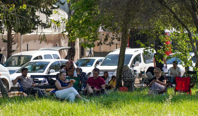 Aracını park edemeyince sınava geç kalan aday içeri alınmadı