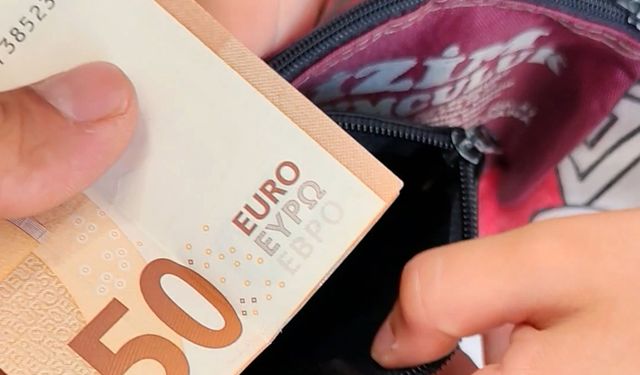 Yıkamak için aldığı battaniyeden çıkan parayı müşterisine geri verdi, kadın ise poşeti sordu