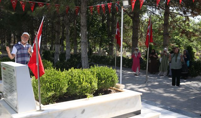 15 Temmuz kahramanı şehit Ömer Halisdemir'in kabrinde yoğunluk yaşanıyor