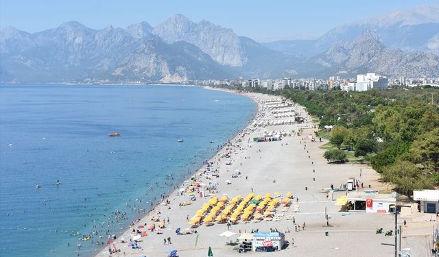 Hava sıcaklığının 38 dereceye ulaştığı Antalya'nın sahillerinde yoğunluk yaşandı