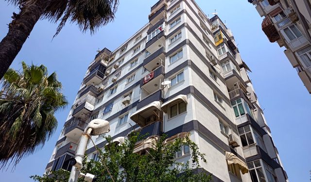 2 çocuğunun annesini çekiçle dövüp, bıçakla boğazını kesti