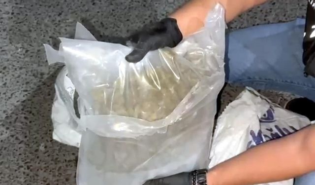 Aracının motor kısmına gizlediği uyuşturucuları piyasaya sürmek isterken yakalandı