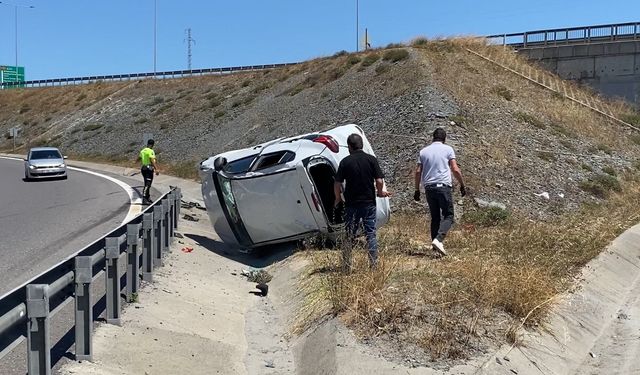 Başakşehir'de bariyerlere çarpan otomobil takla attı: 3 yaralı