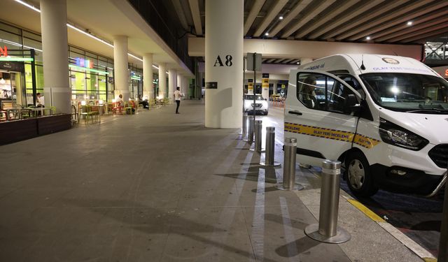 İzmir'de havalimanında polise bıçaklı saldırı; 4 yaralı