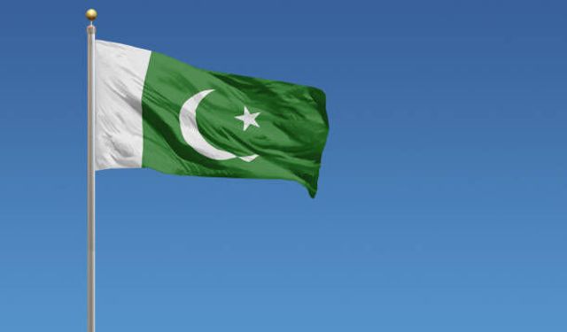 Pakistan'da yolcu otobüsü devrildi: 40 ölü