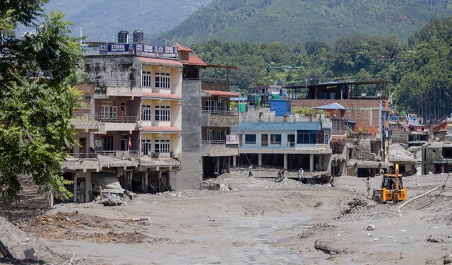 Nepal'deki selde can kaybı 1377'ye yükseldi