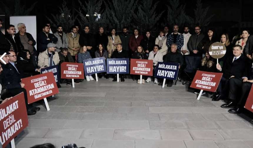 CHP Milli Eğitim Bakanlığı önünde oturma eylemi başlattı