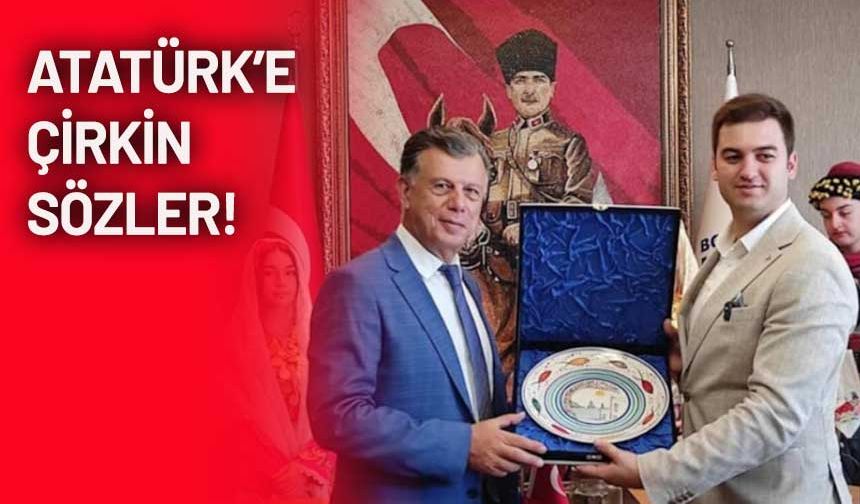 Atatürk resmi önünde fotoğraf çektiren Rum belediye başkanı kendi ülkesinde linçlendi!