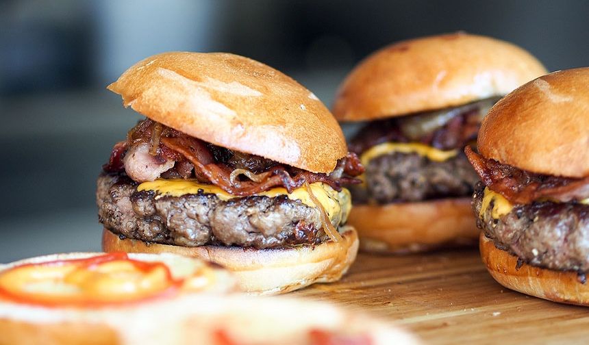 Meşhur hamburger zinciri de listede! 'Dana eti' diye bakın ne yedirmişler...