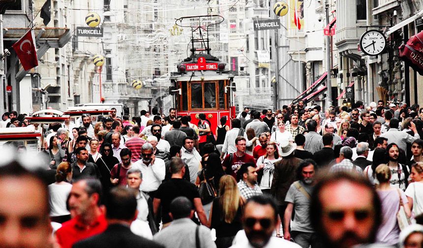 İSTANBUL’DA KAÇ KİŞİ YAŞIYOR?

İstanbul'un nüfusu, bir önceki yıla kıyasla 45 bin 678 kişi artarak 15 milyon 701 bin 602 kişiye ulaştı.

Türkiye nüfusunun yüzde 18,3'ünün ikamet ettiği İstanbul'u, 5 milyon 864 bin 49 kişiyle Ankara, 4 milyon 493 bin 242 kişiyle İzmir, 3 milyon 238 bin 618 kişiyle Bursa ve 2 milyon 722 bin 103 kişiyle Antalya izledi.