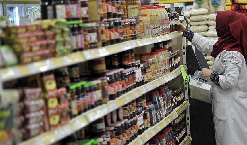 Sanayi ve Teknoloji Bakanlığı, Ticaret Bakanlığı ve Merkez Bankası’nın birlikte oluşturup, geçtiğimiz hafta kullanıma açtığı, zincir marketlerde satışa sunulan ürünler arasında fiyat karşılaştırmasına imkan sağlayan marketfiyati.org.tr sitesinde yer alan fiyat farkları tüketicinin tepkisini çekti.

 Site aynı ürünün, marketler arasındaki uçurum gibi farkı gözler önüne serdi. Bir deterjan firmasının ürünü aynı litrede olmasına rağmen bir markette 109 lira 95 kuruşa satılırken diğer markette 201 lira 70 kuruşa satıldığı görüldü. 

İşte sitede yer alan fiyatlar: