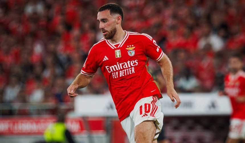 Fenerbahçe, yeni sezon hazırlıkları kapsamında transfer çalışmalarına devam ediyor. Sarı lacivertli ekipte, bu kapsamda sürpriz bir isim gündeme geldi. Fenerbahçe'nin Benfica forması giyen Orkun Kökçü'yle ilgilendiği iddia edildi. 

