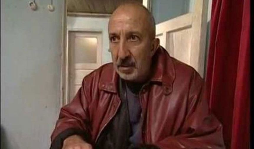 "Üvey Baba" dizisiyle sık sık sosyal medyada gündeme gelen 85 yaşındaki oyuncu İnkaya, "Bende eski telefon var. Arkadaşlarım arıyor, söylüyor. O zaman o tarihte tutan diziler içerisinde iyi bir çıkış yaptı. Farklı bir tipti. İnandırıcıydı. İnandırıcılığın kadar seyredilirsin. İlk kötü rolümdü. Şirkette, 'Bu adam komedi yapıyor' ve yapar mı, yapamaz mı? diye ikiye ayrılmıştı" ifadelerini kullandı.