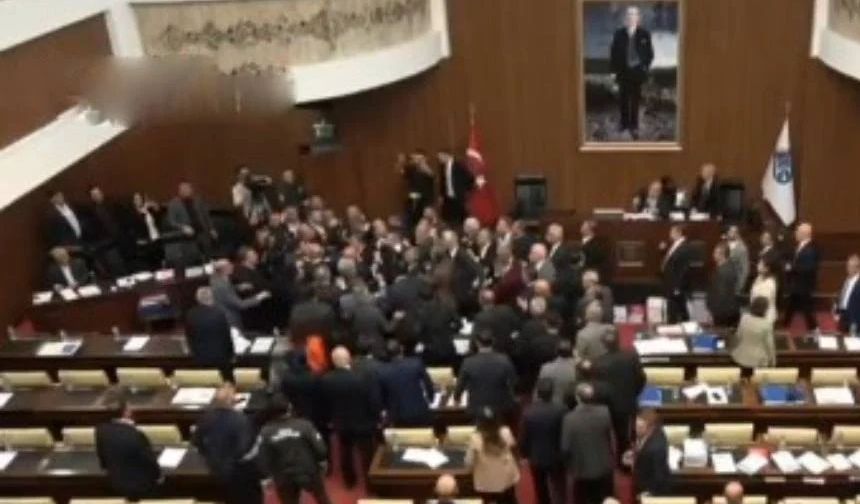 ABB Meclis toplantısında Ebru Gündeş gerilimi! AKP'li meclis üyeleri kürsüyü bastı