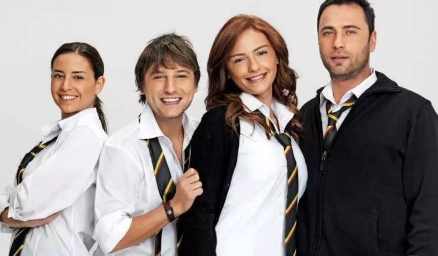 Arka Sıradakiler'de Oktay'ı canlandıran Bülent Çetinaslan son haliyle sosyal medyada gündem oldu. 50 yaşındaki Bülent Çetinaslan'ın son haline "Kim der 50?", "Adam yaşlandıkça daha cool olmuş" yorumları yağdı.