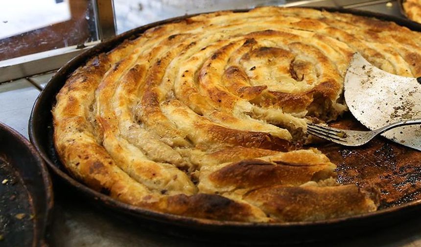 Çiğ börek harcında "Kanatlı Eti" ve "Sakatat (Taşlık)" tespit edildi. 
