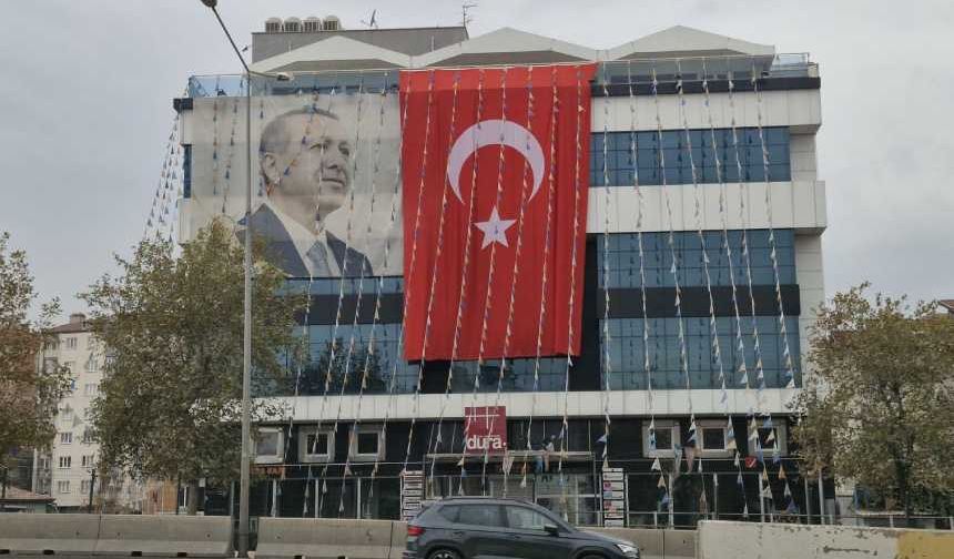 AKP binasına 10 Kasım’da Erdoğan posteri astılar